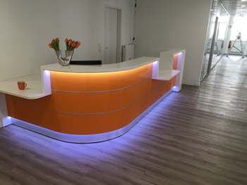 Empfangstheke Vale in Hochglanz orange mit LED-Beleuchtung und 2 Beraterplätzen