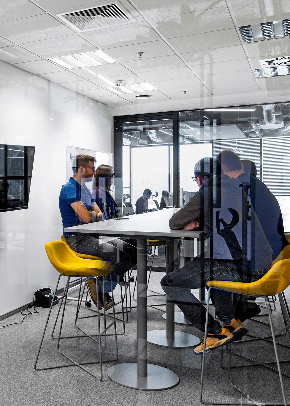 Stehtisch mit Tellerfuß