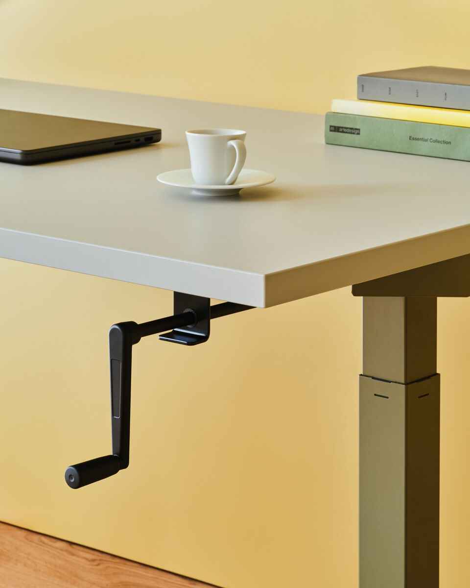 Höhenverstellbarer Schreibtisch mit Kurbel