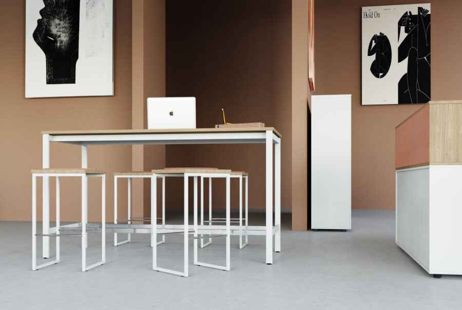 Stehtisch auf Metallgestell