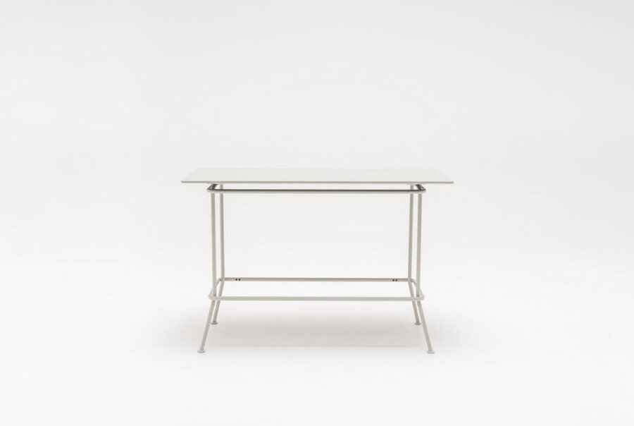 Stehtisch auf Metallfuß