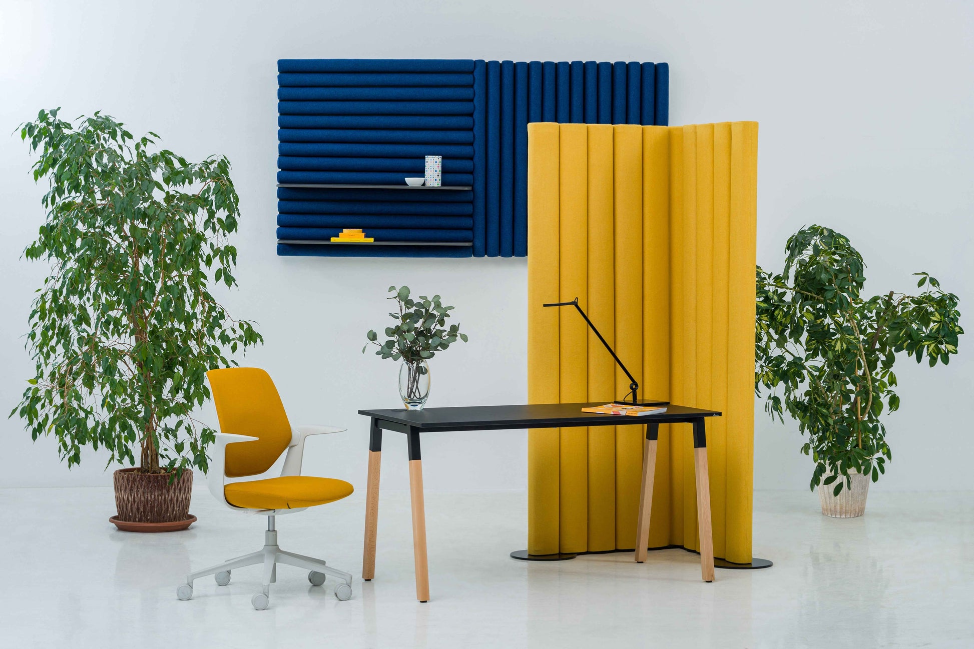 Schreibtisch mit Holzbeinen