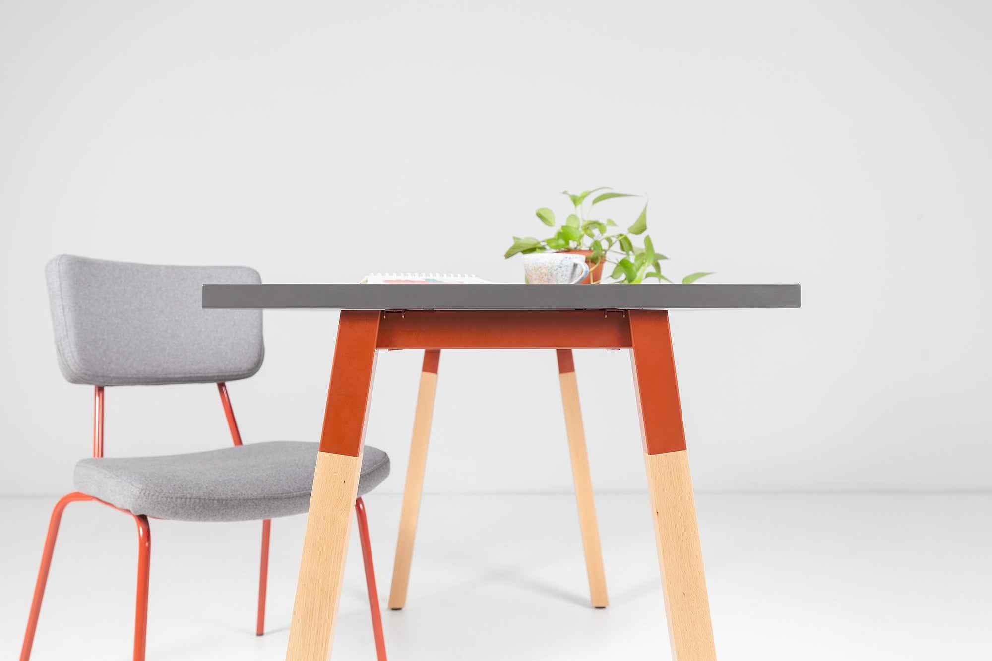 Schreibtisch mit Holzbeinen