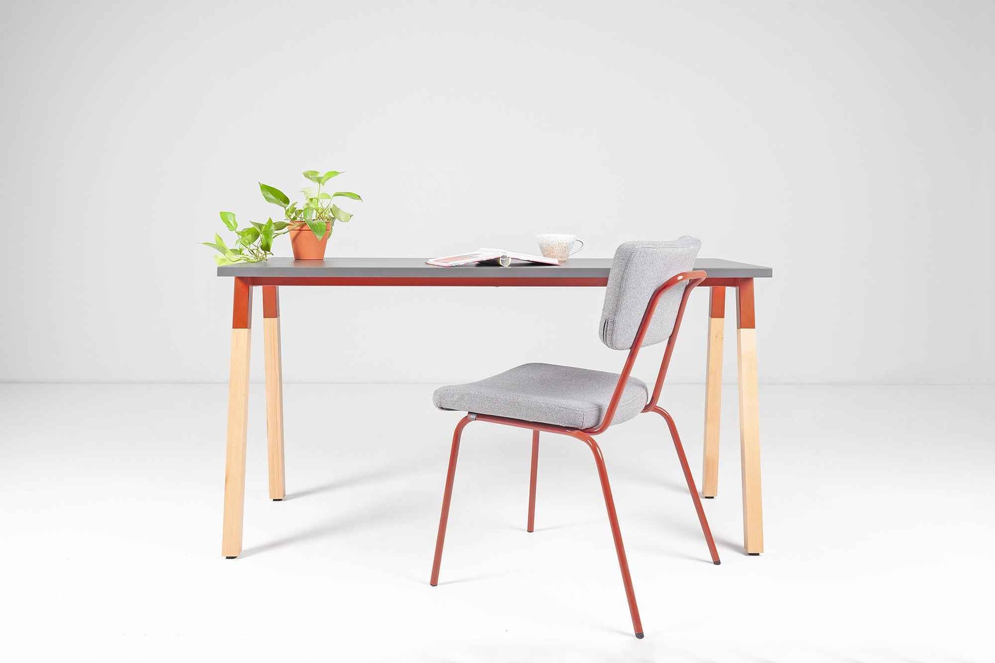 Schreibtisch mit Holzbeinen