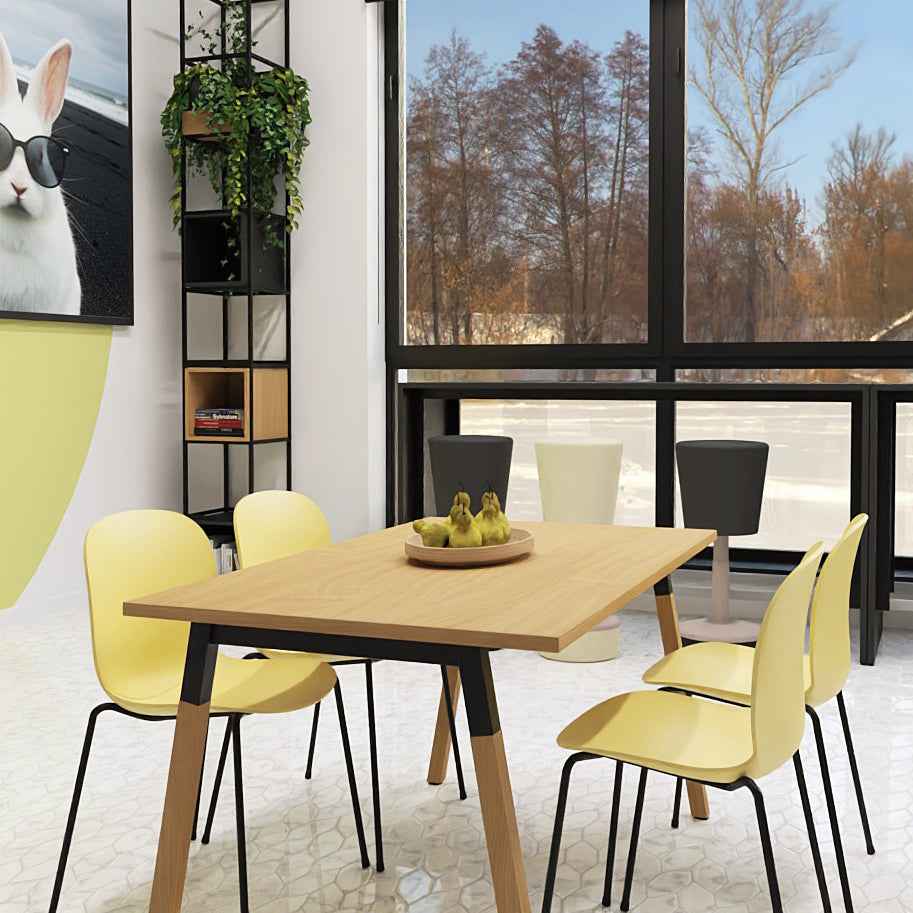 Schreibtisch mit Holzbeinen