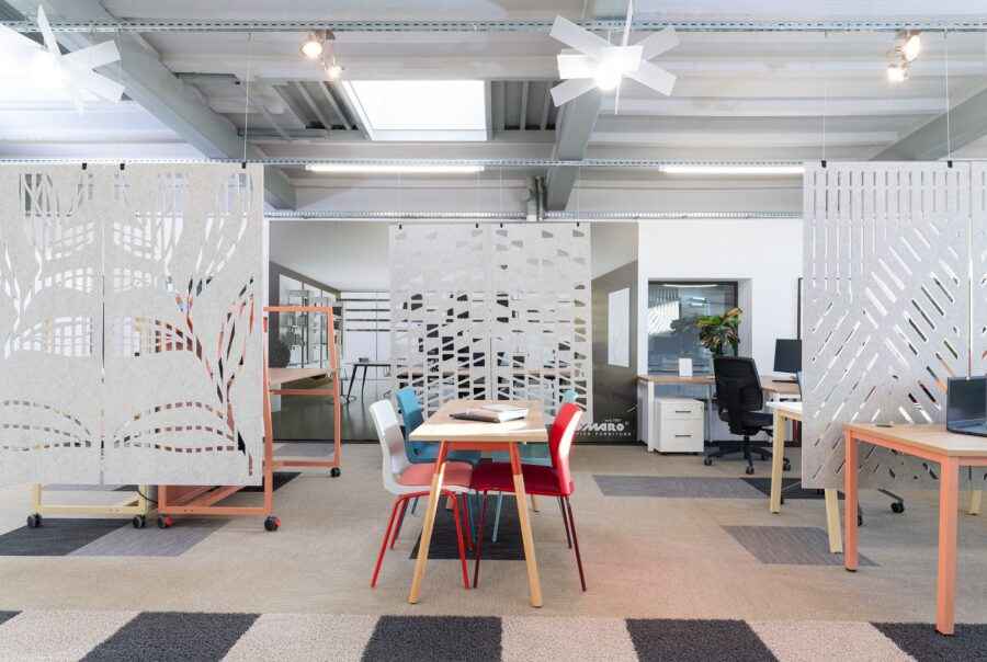 Akustischer Raumteiler Büro grau – freistehend konfigurierbar