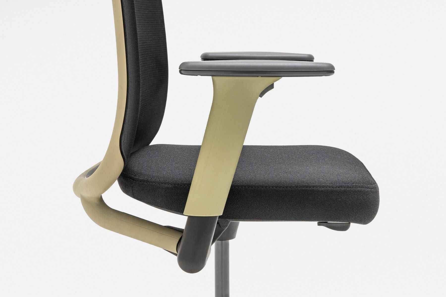 Bürodrehstuhl OrbitPro anthrazit – Seitenansicht Armlehne