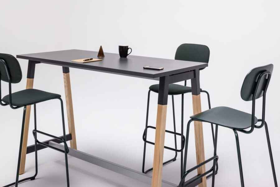 Stehtisch mit Holzbeinen