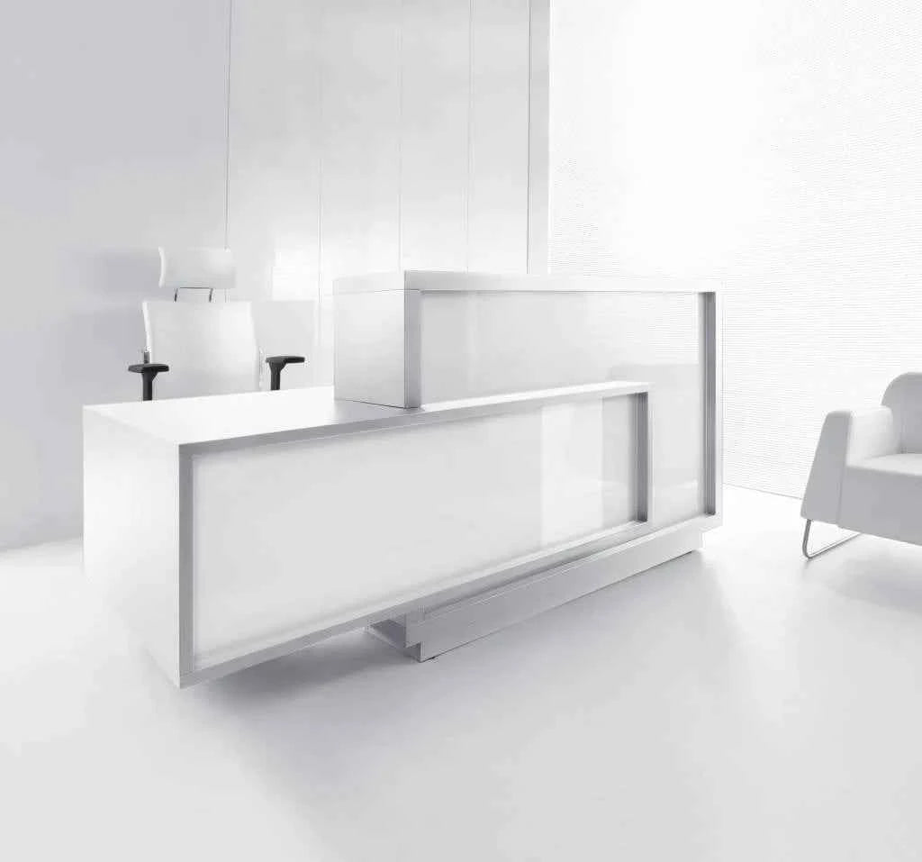 Empfangstheke KUBIK –  Front in Weiß Hochglanz oder Grün Matt mit Aufbau inklusive