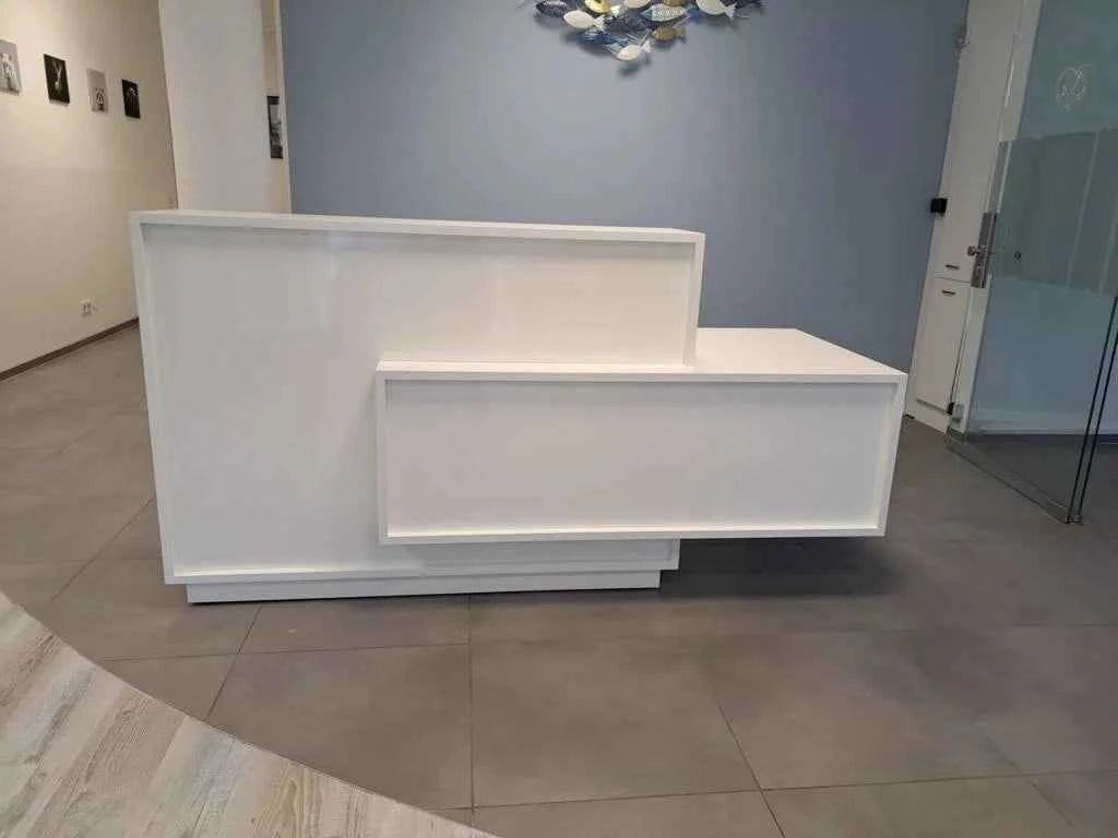 Empfangstheke KUBIK –  Front in Weiß Hochglanz oder Grün Matt mit Aufbau inklusive