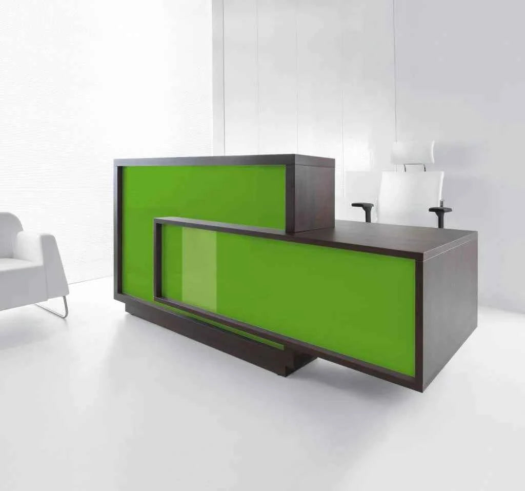 Empfangstheke KUBIK –  Front in Weiß Hochglanz oder Grün Matt mit Aufbau inklusive