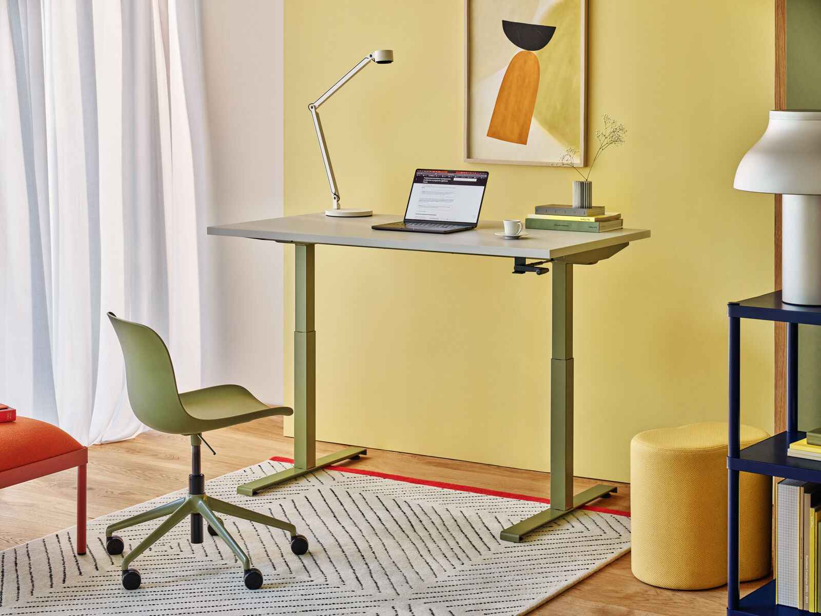 Höhenverstellbarer Schreibtisch mit Kurbel