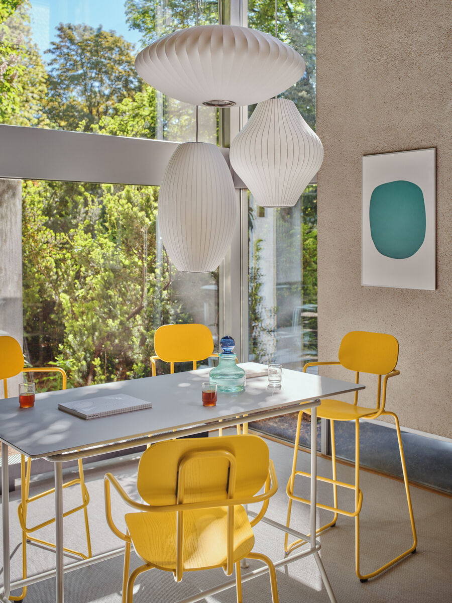 Stehtisch auf Metallfuß