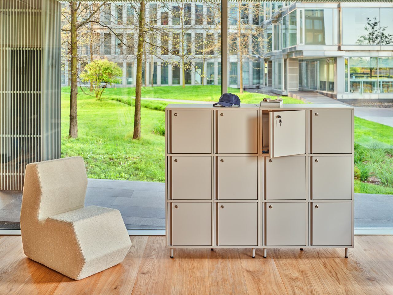 Sitzhocker Shape mit Rückenlehne
