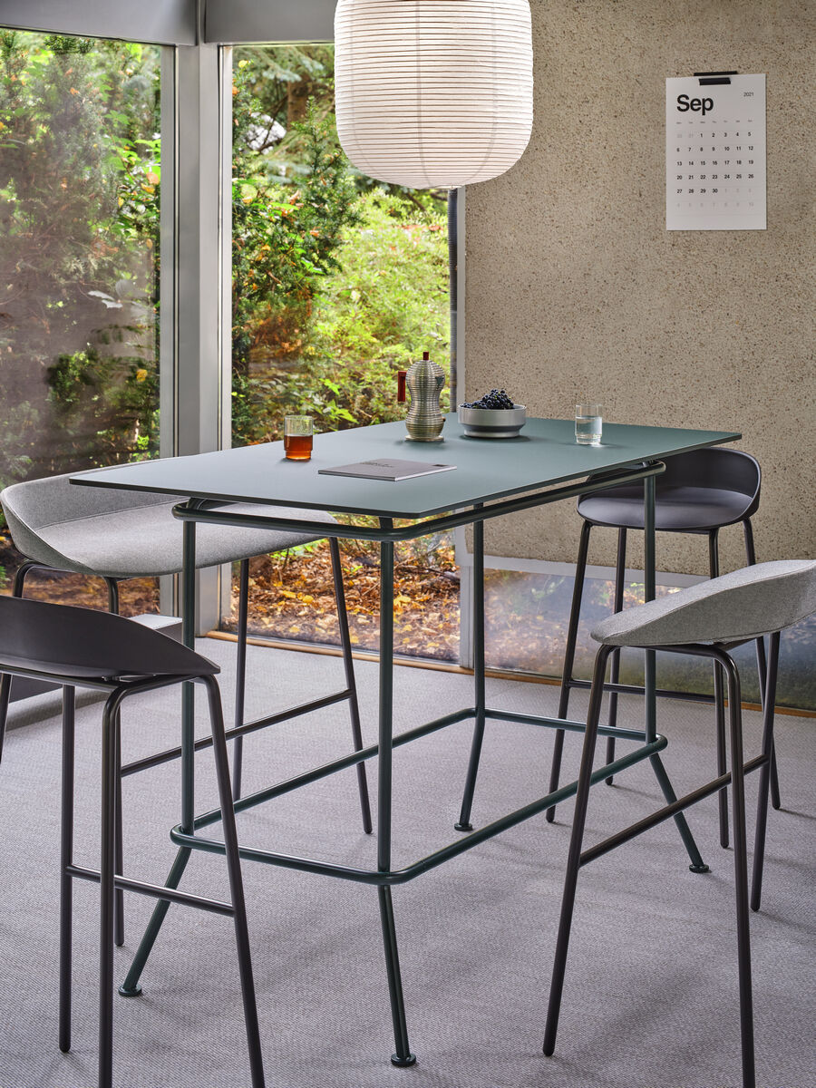 Stehtisch auf Metallfuß